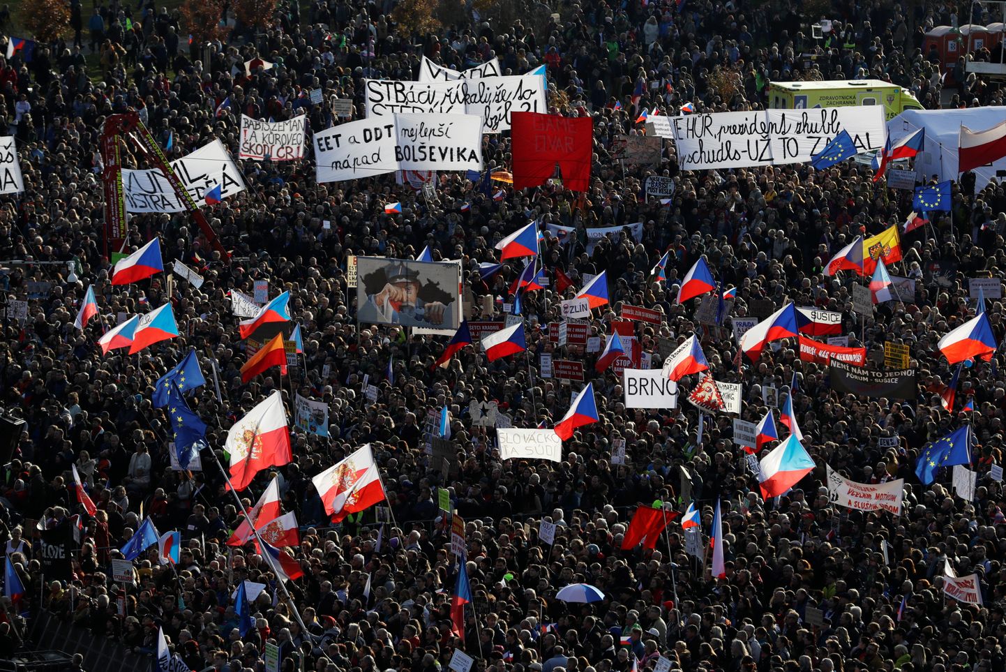 Massimeeleavaldus Prahas sametrevolutsiooni 30. aastapäeval peaminister Andrej Babiši vastu.