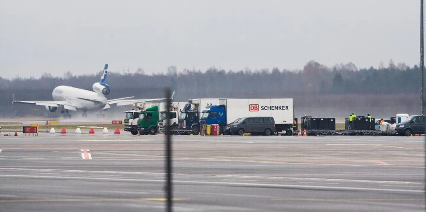 Eurokupüüridega lennuk maandus Tallinnas eile ennelõunal. Enne kui rahatähed lennuväljal oodanud autodesse laadida jõuti, sööstis lennuk juba minema.