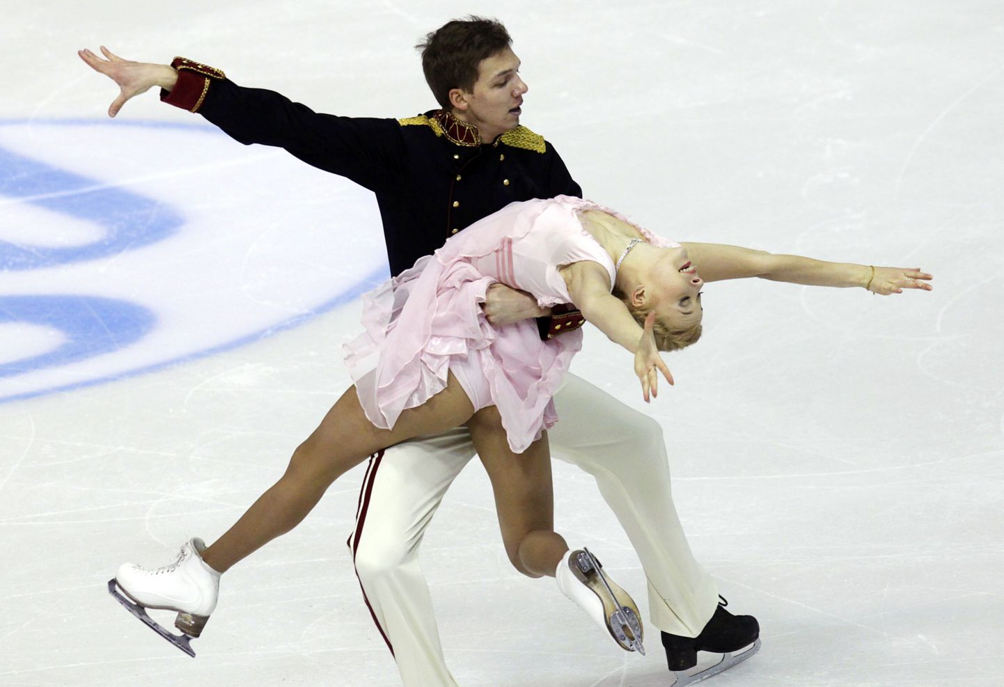 Екатерина Боброва и Дмитрий Соловьев на льду Загреба.