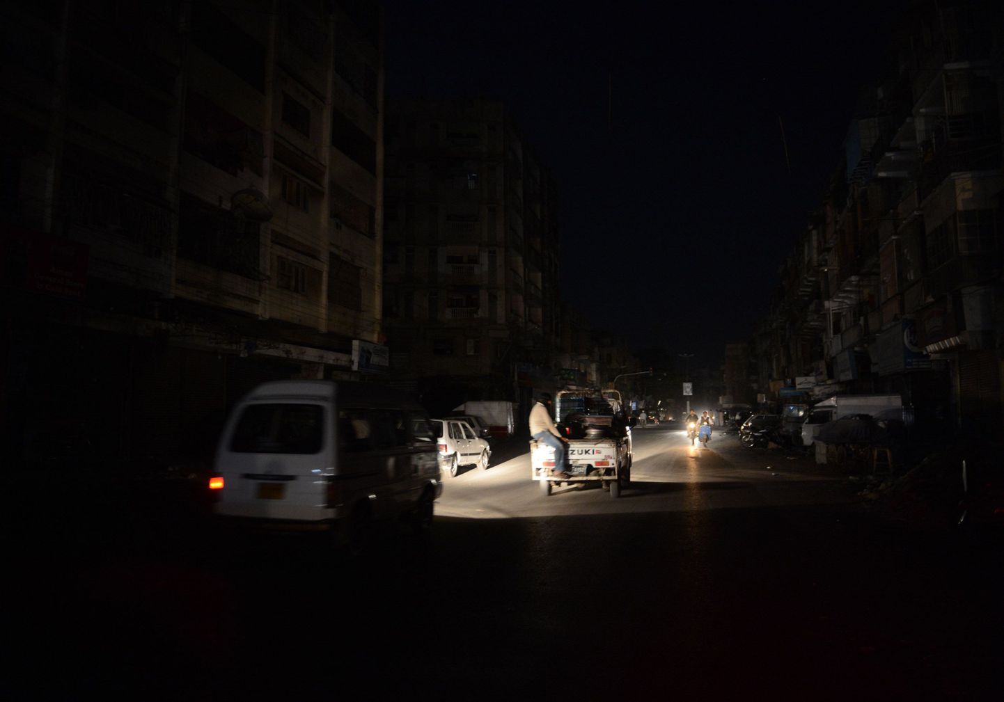 Kottpime Karachi, kus valgust andisd vaid autolaternad, eile hilisõhtul.