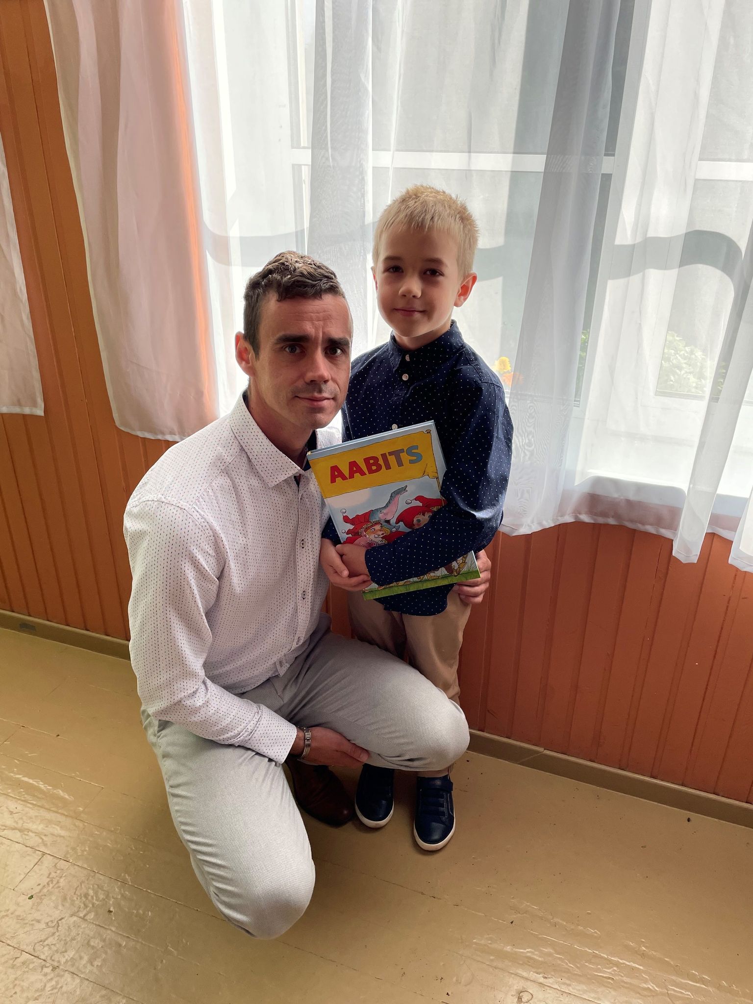 Isa Tauri Anni ja poeg Sebastian esimesel koolipäeval.