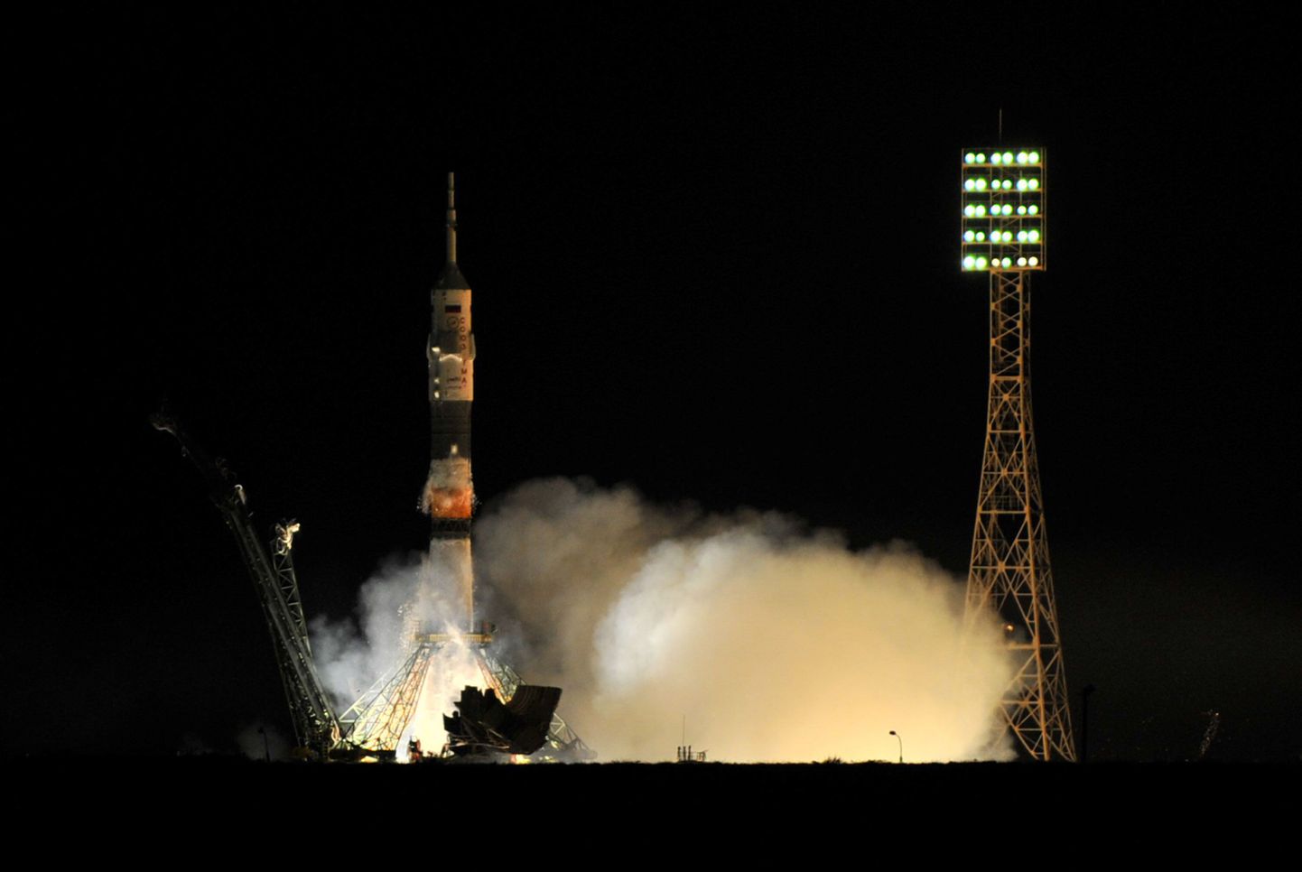 Kosmoselaev Sojuz TMA-02M startimas.