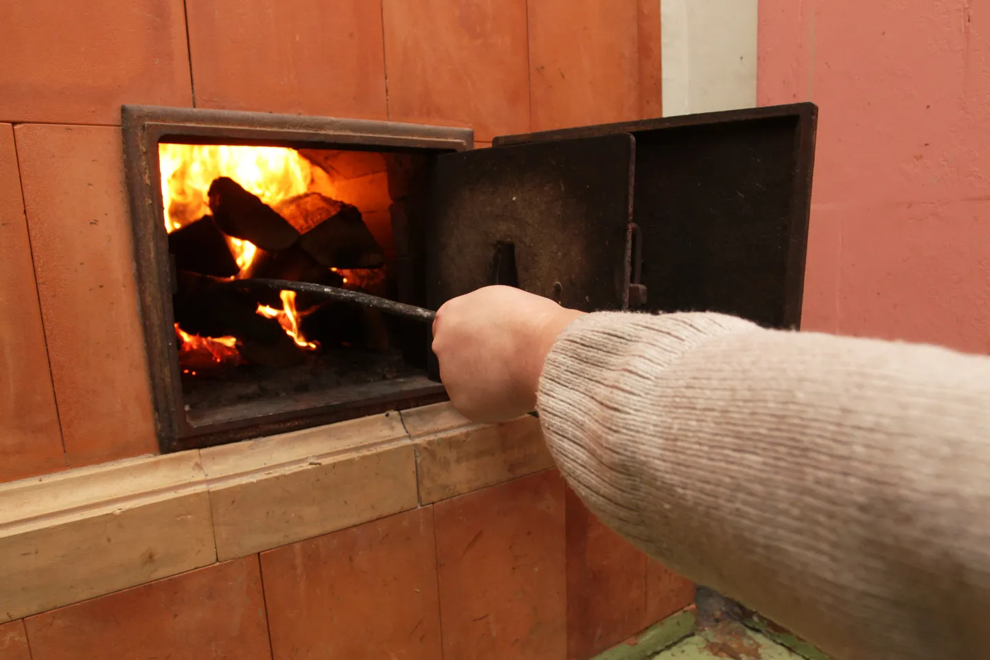 Ahju kütmine.