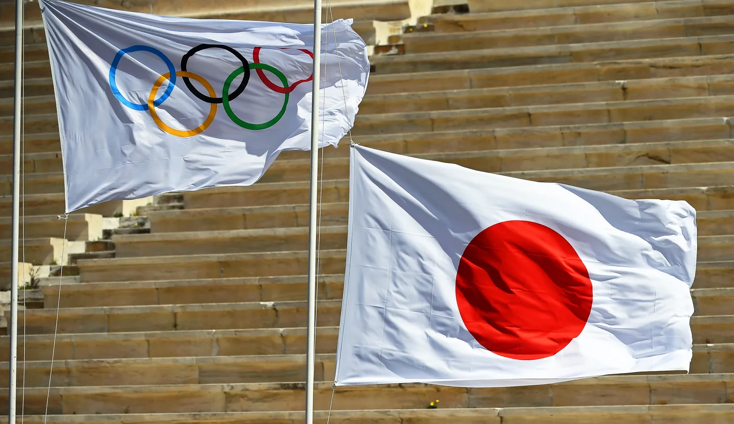 Olimpiskais karogs un Japānas karogs