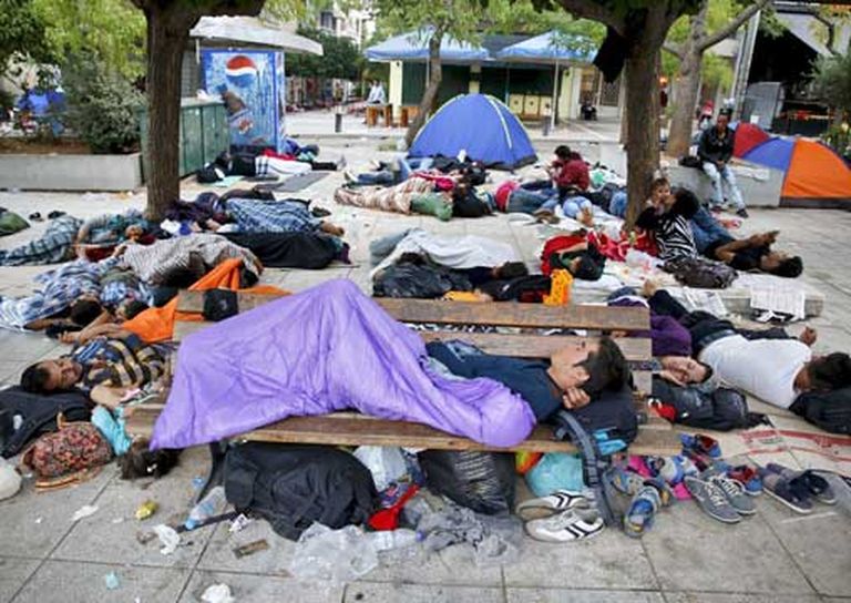 11 сентября 2015 года. Беженцы из Афганистана спят на площади Виктория в центре Афин 