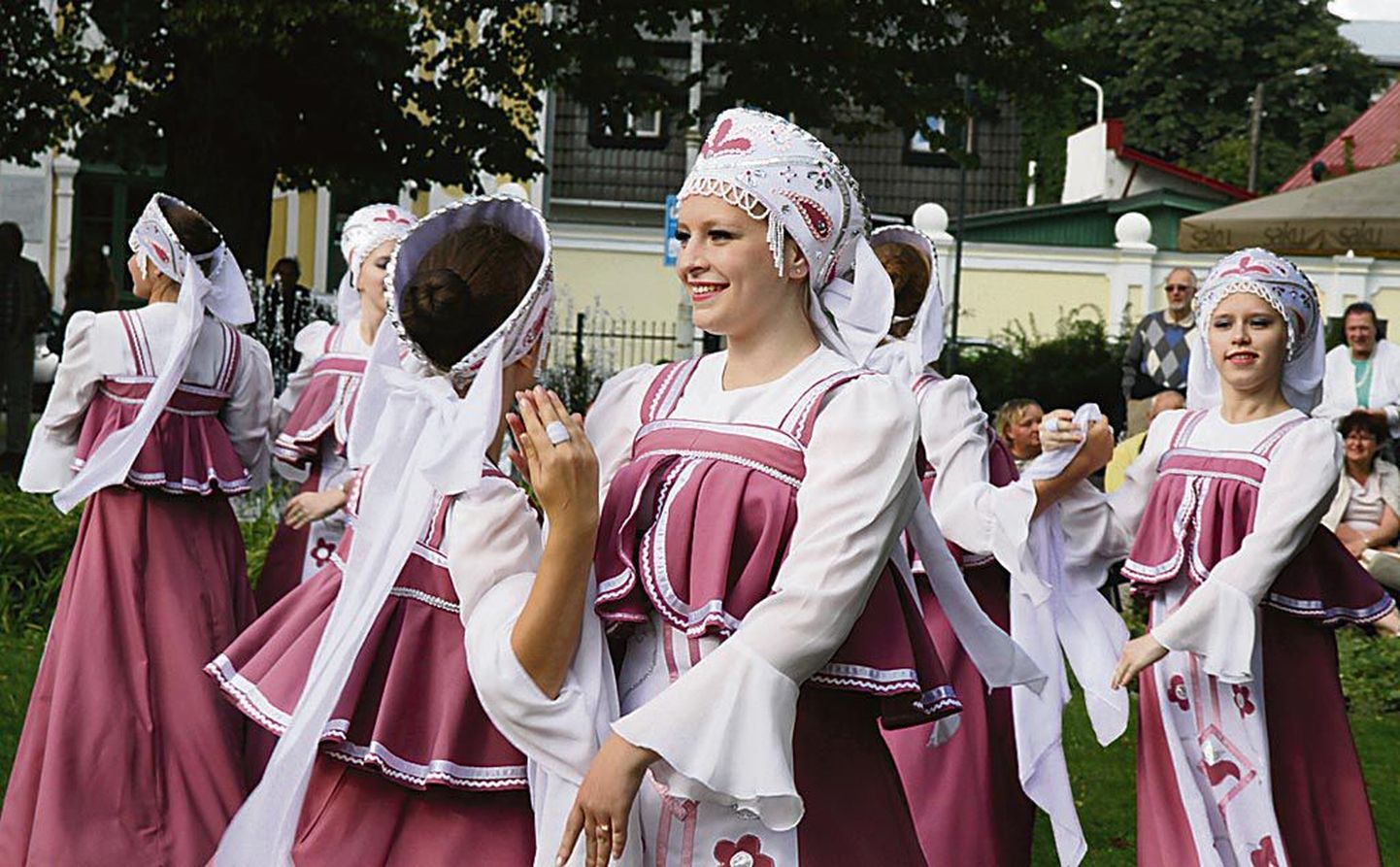 Viimati toimus slaavi kultuuri festival “Svetotš” Pärnus kolm aastat tagasi. Lauljad-tantsijad esinevad linnas ka tänavusel festivalil.