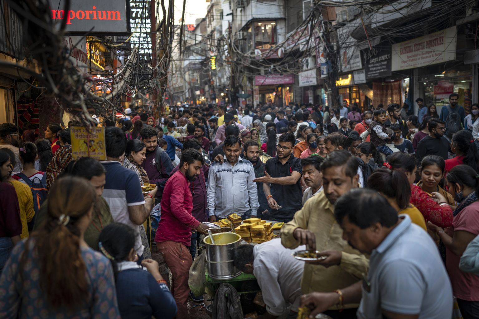 Rahvasumm New Delhi tänavaturul.