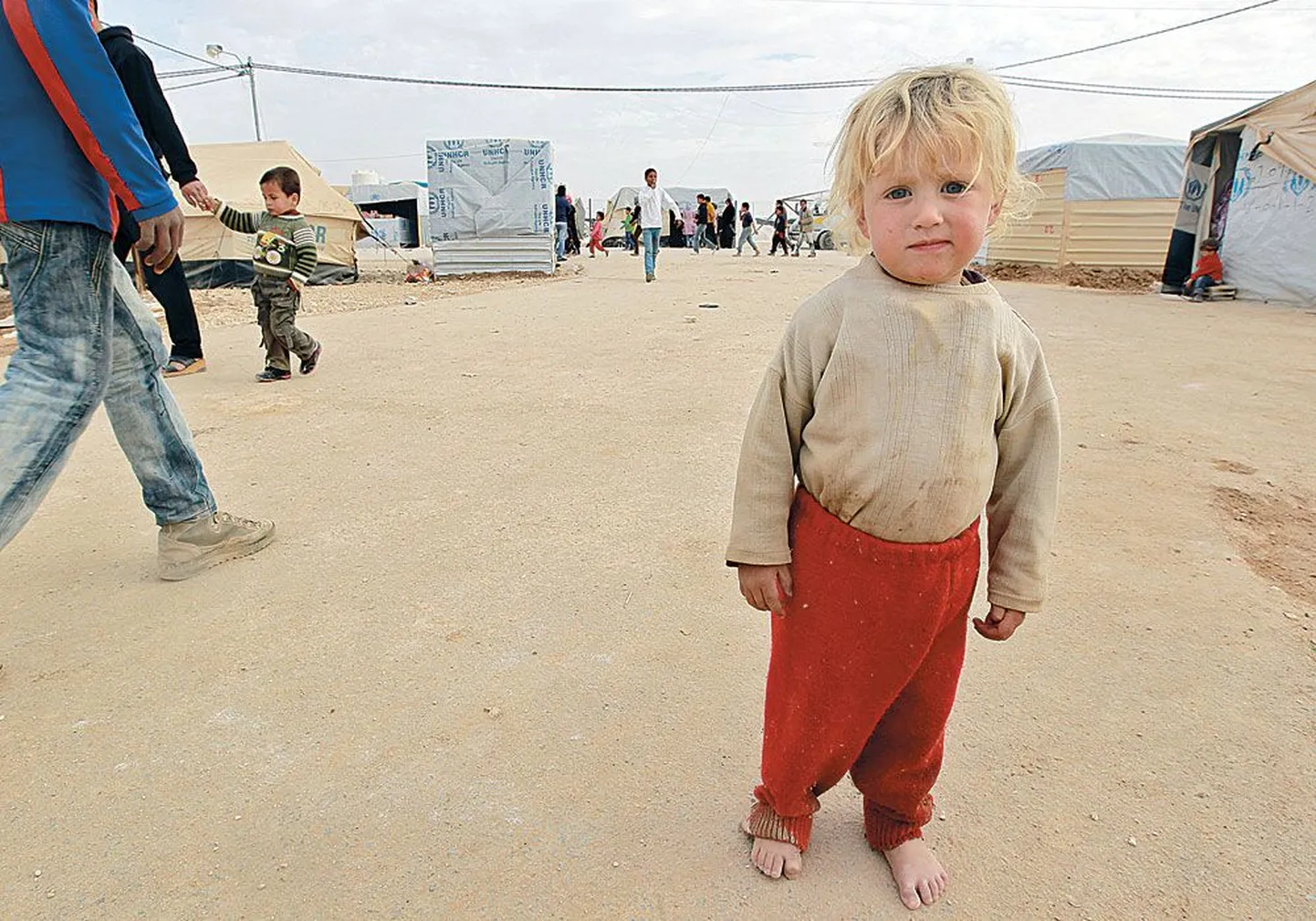 Типичный беженец наших дней, сирийский мальчик из лагеря беженцев Аль-Заатри в Иордании близ города Мафрак. Хотя эти люди нуждаются в защите относительно близко от Евросоюза, большинство из сотен тысяч сирийцев, бежавших от войны, остаются в палаточных лагерях в Турции и Иордании недалеко от сирийской границы.