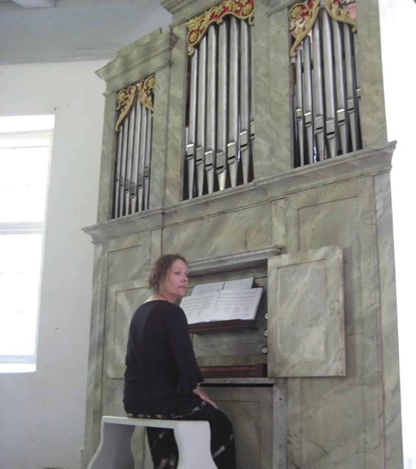 Taastatud Esku kabeli orelil mängis pühapäeval organist Külli Erikson.