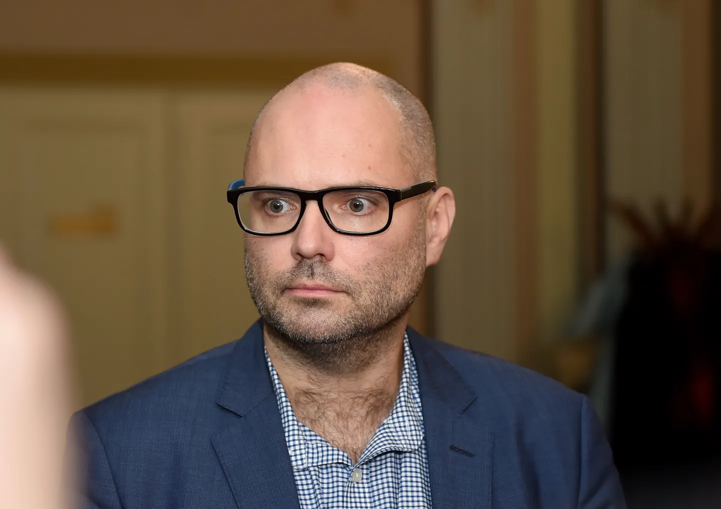 Nacionālās elektronisko plašsaziņas līdzekļu padomes pārstāvis Ivars Āboliņš atbild uz žurnālistu jautājumiem pēc partiju apvienības "Jaunā vienotība" Saeimas frakcijas ārkārtas sēdes, kurā sprieda par situāciju Latvijas mediju vidē pēc mediju grupas "All Media Baltics" ieceres reorganizēt LNT un TV3 ziņu dienestus.