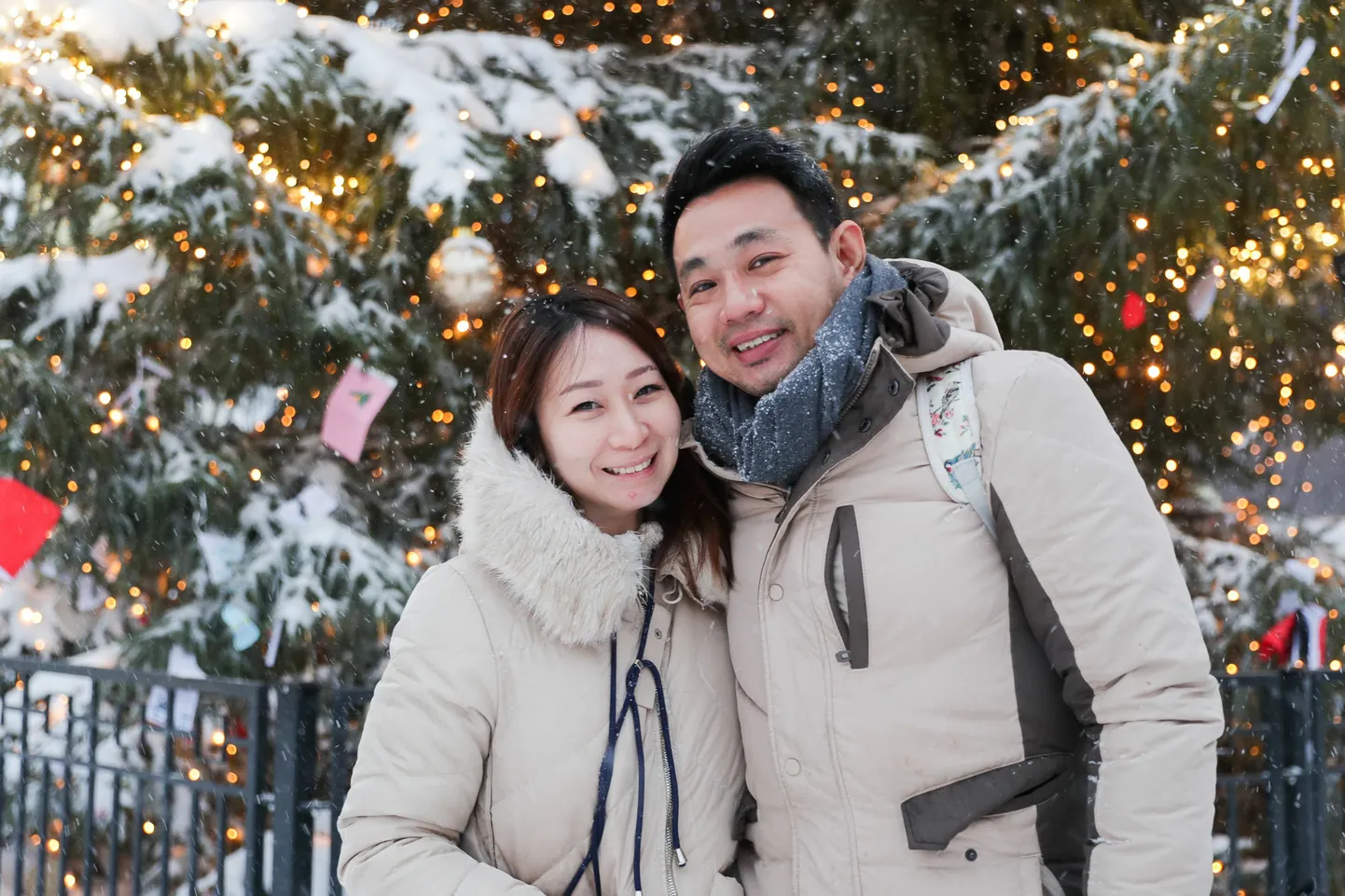 Singapurist pärit turistid Tallinnas jõuluturul. Nemad kogesid esimest korda taolist lumetormi.
