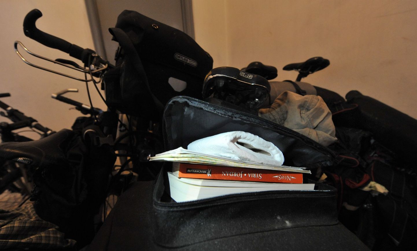 Eesti matkajatest maha jäetud jalgrattad Zahle politseimajas.