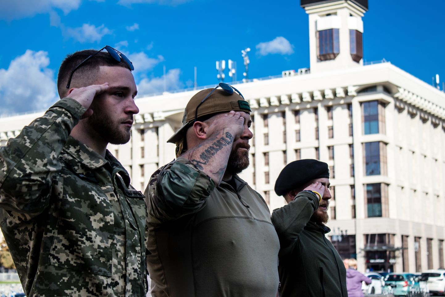 Välisvõitlejad möödunud aasta oktoobris Kiievis langenud kaaslaste mälestuseks au andmas