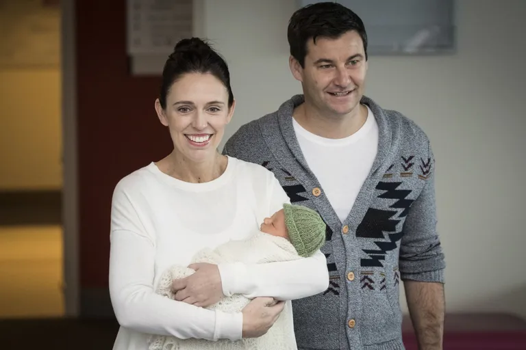 Uus-Meremaa peaminister Jacinda Ardern ja ta elukaaslane, telesaatejuht Clarke Gayford tutvustasid oma tütart