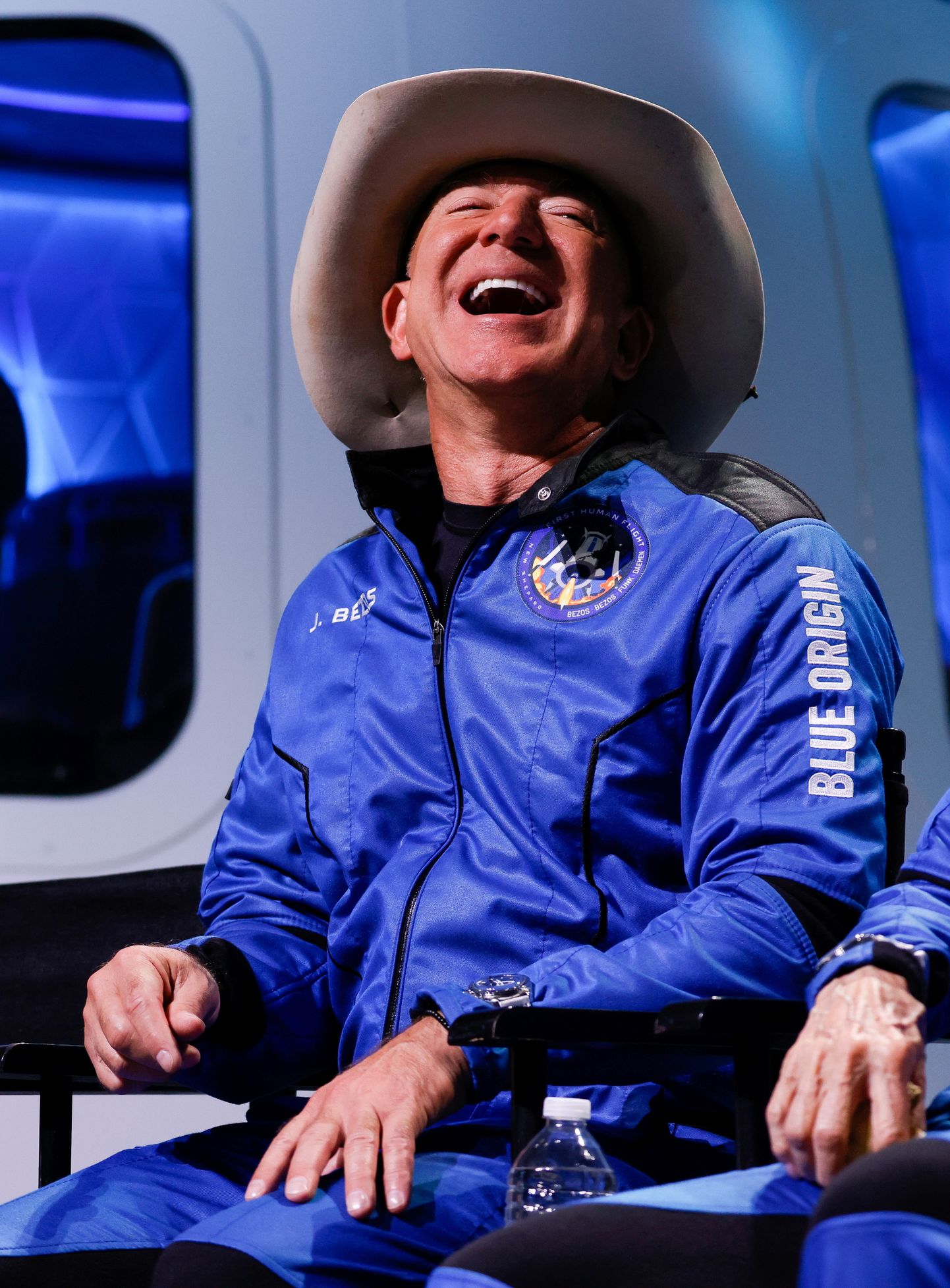 Jeff Bezos 20. juulil 2021 Texases Van Hornis pärast oma esimest kosmoselendu esinemas