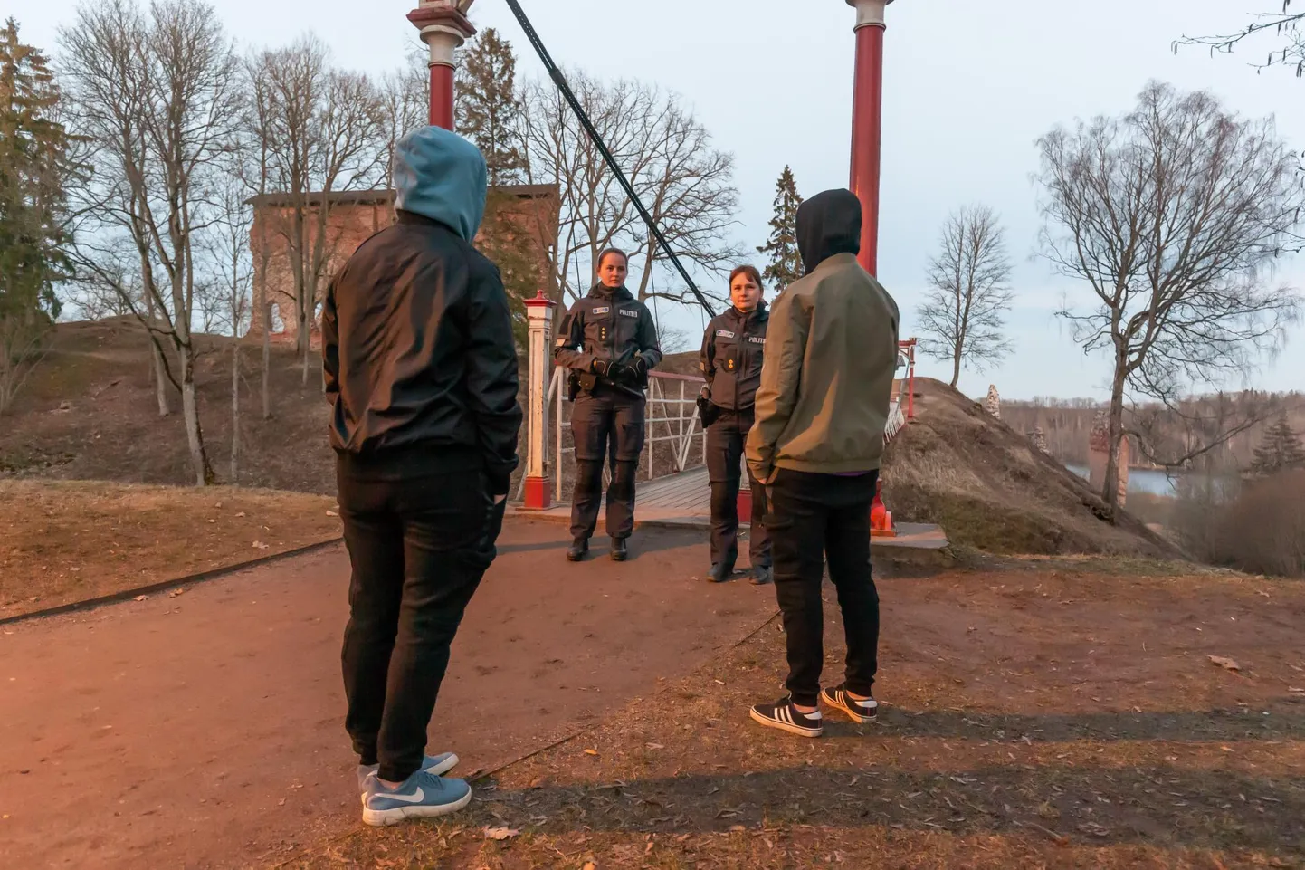 Kui eriolukorra tõttu suleti kevadel avalikud spordi- ja mänguväljakud ning politseinikud jälgisid tänavatel 2 + 2 reegli täitmist, siis nüüd otsivad nad isolatsioonikohustuse rikkujaid tavatöö kõrvalt.