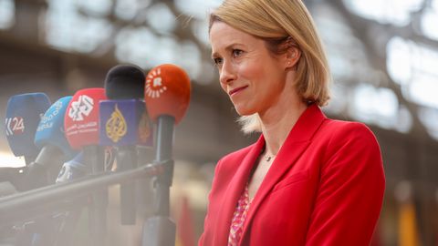 Kallasa: Putins sēdēs abās galda pusēs, ja par Eiropas sarunvedēju iecels Šrēderu