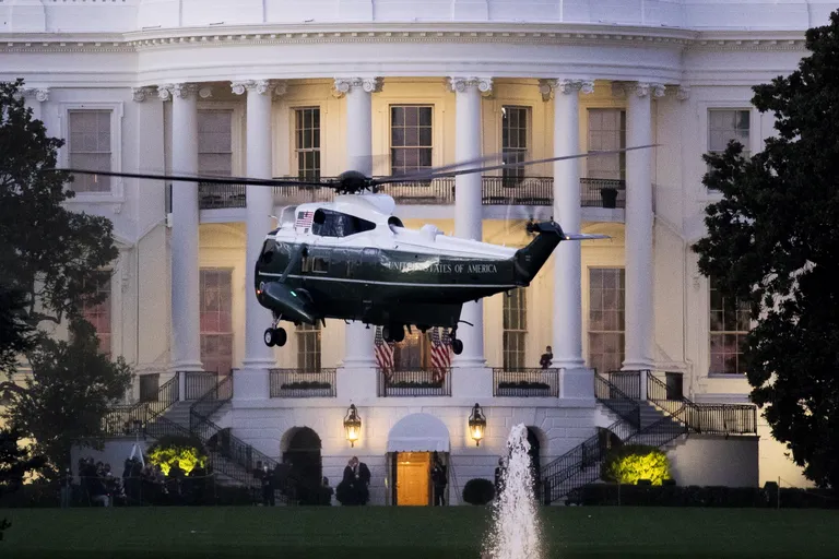 USA president Donald Trump saabus Valgesse Majja helikopetriga