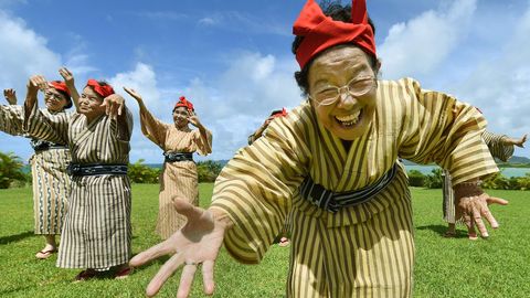 Jaapani keskmine eluiga on 83, 98 aastat ning kõige kauem elavad Okinawa saarestiku elanikud. Pildil traditsioonilistes kostüümides eakate Okinawalaste laulu- ja tantsubänd, kus naiste keskmine vanus on 84 aastat. Jaapani keskmine eluiga on 83, 98 aastat ning kõige kauem elavad Okinawa saarestiku elanikud. Pildil traditsioonilistes kostüümides eakate Okinawalaste laulu- ja tantsubänd, kus naiste keskmine vanus on 84 aastat.