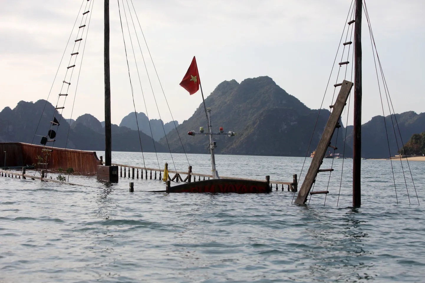 Vietnamis Halongi lahel vajus vee alla turiste sõidutanud laev Bien Mur.