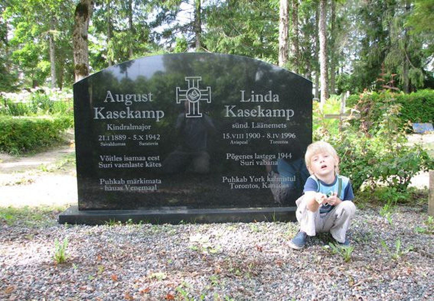 Linda ja August Kasekambi mälestuskivi, mida on Väike-Maarja kalmistule vaatama tulnud viieaastane Rasmus Tähepõld.