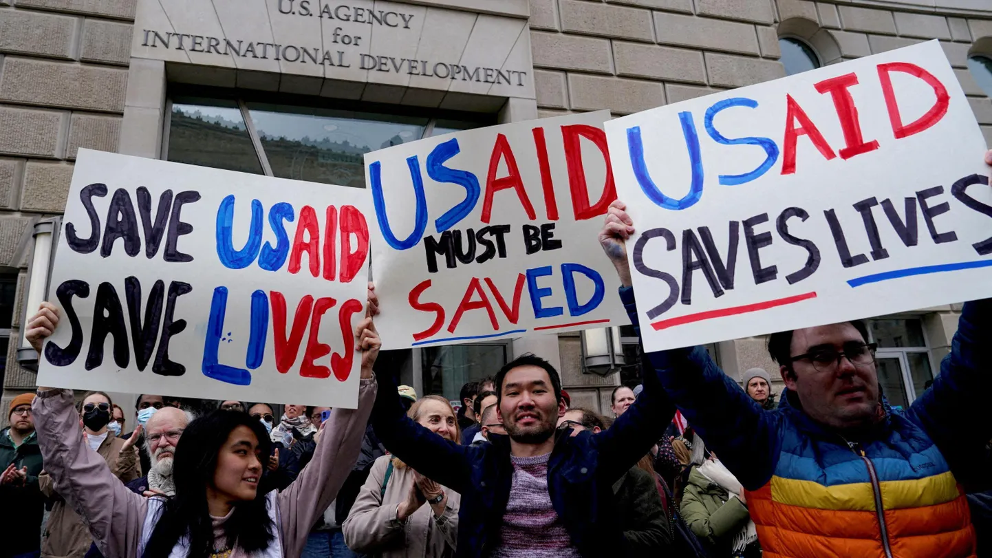 Митинг возле здания USAID в Вашингтоне 3 февраля