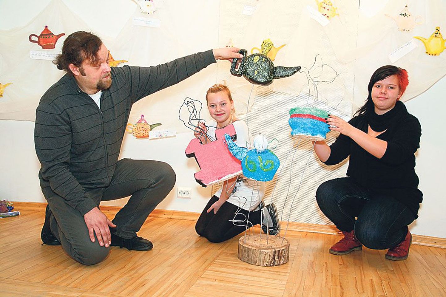 Säästulamp võib olla ilus ja värvikas, tõdevad Rait Pärg ja tema õpilased Deborah ja Karolina Kuusik.