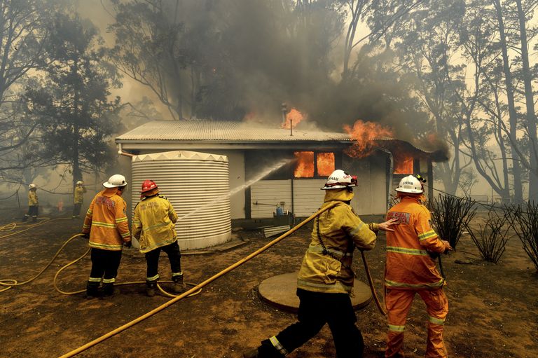 Tuletõrjujad kustutamas majapõlengut Uus-Lõuna-Walesis Bundanoonis.