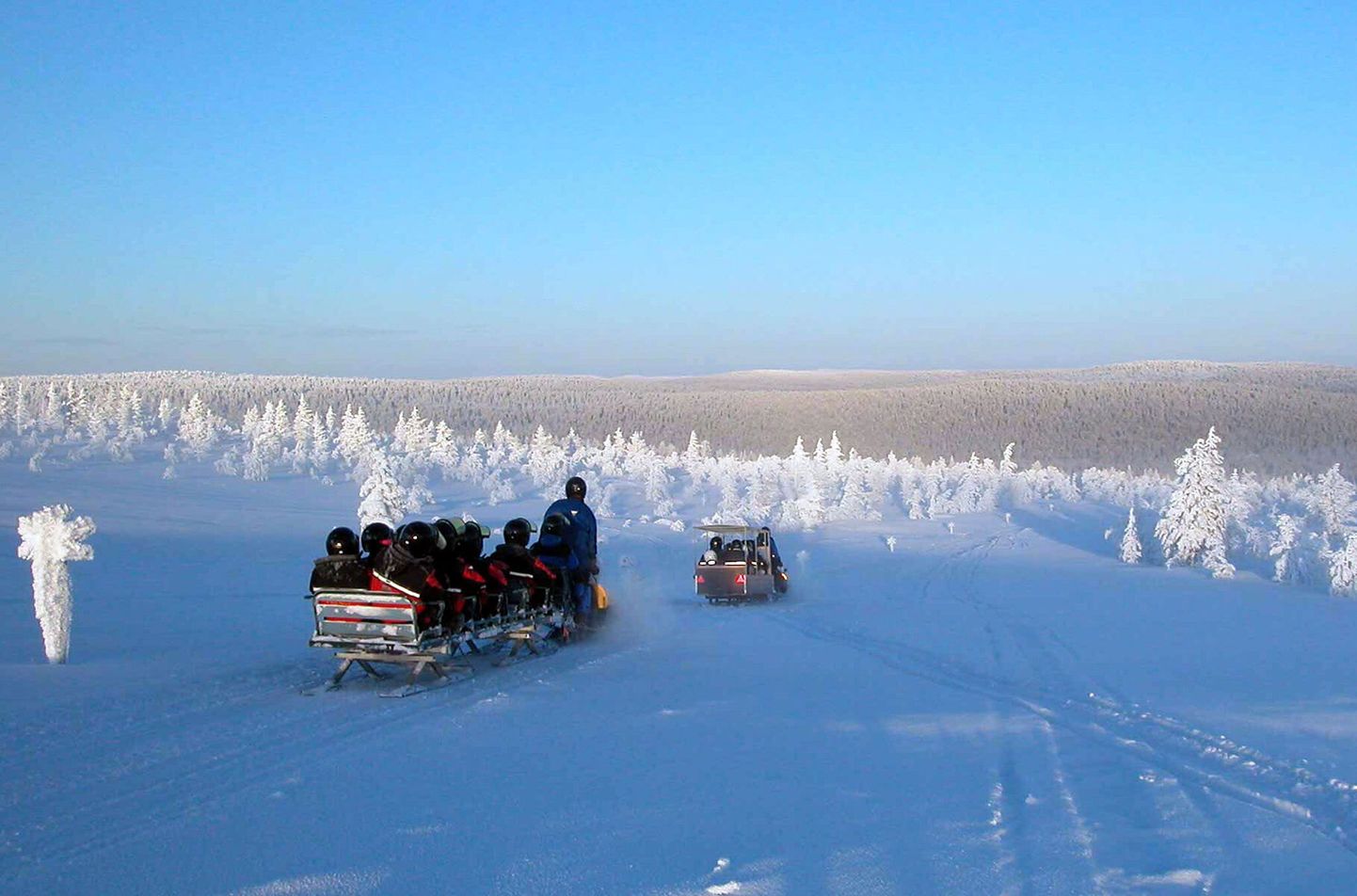 Turiste sõidutavad mootorsaanid Lapimaal.
