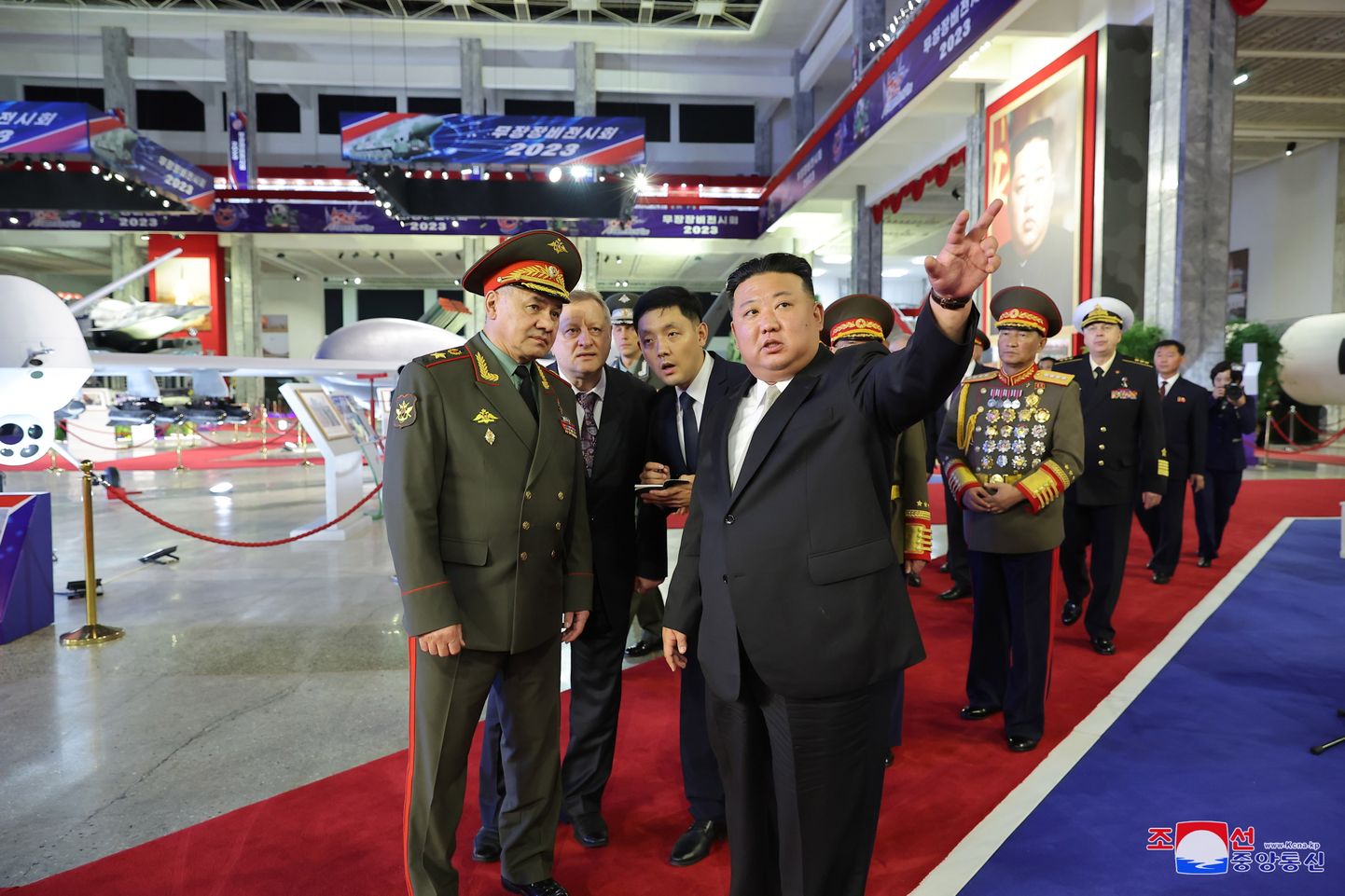 Põhja-Korea liider Kim Jong-un ja Vene kaitseminister Sergei Šoigu relvanäitusel.
