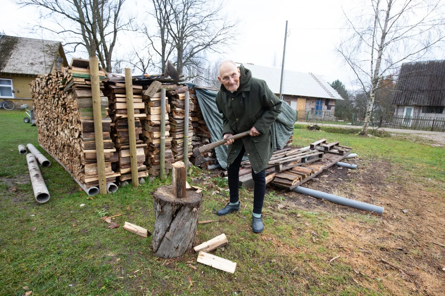 4. novembril 2021 näitas 100-aastane Hans Savisik Hallistes, kuidas talle meeldib puid lõhkuda.