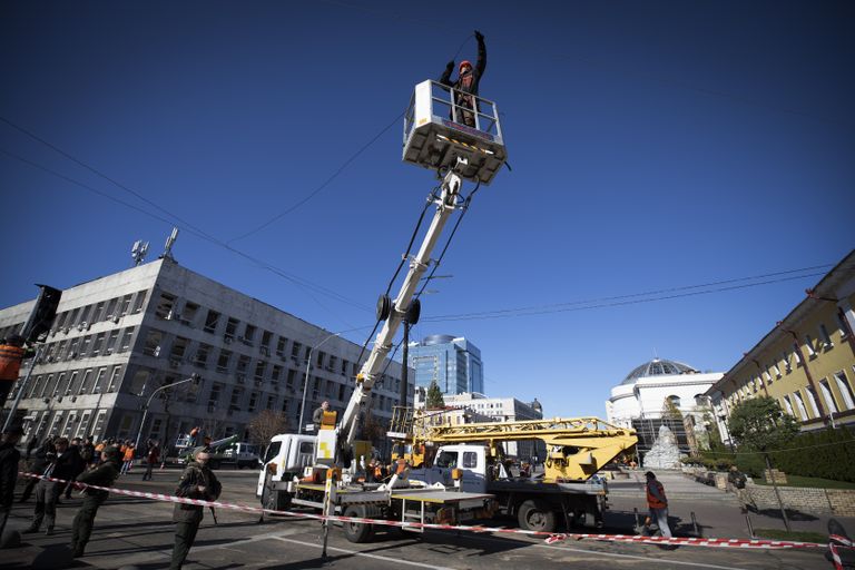 Elektrikutel, aga ka trolliliinide parandajatel on viimasel paaril päeval olnud Kiievis rohkelt tööd.