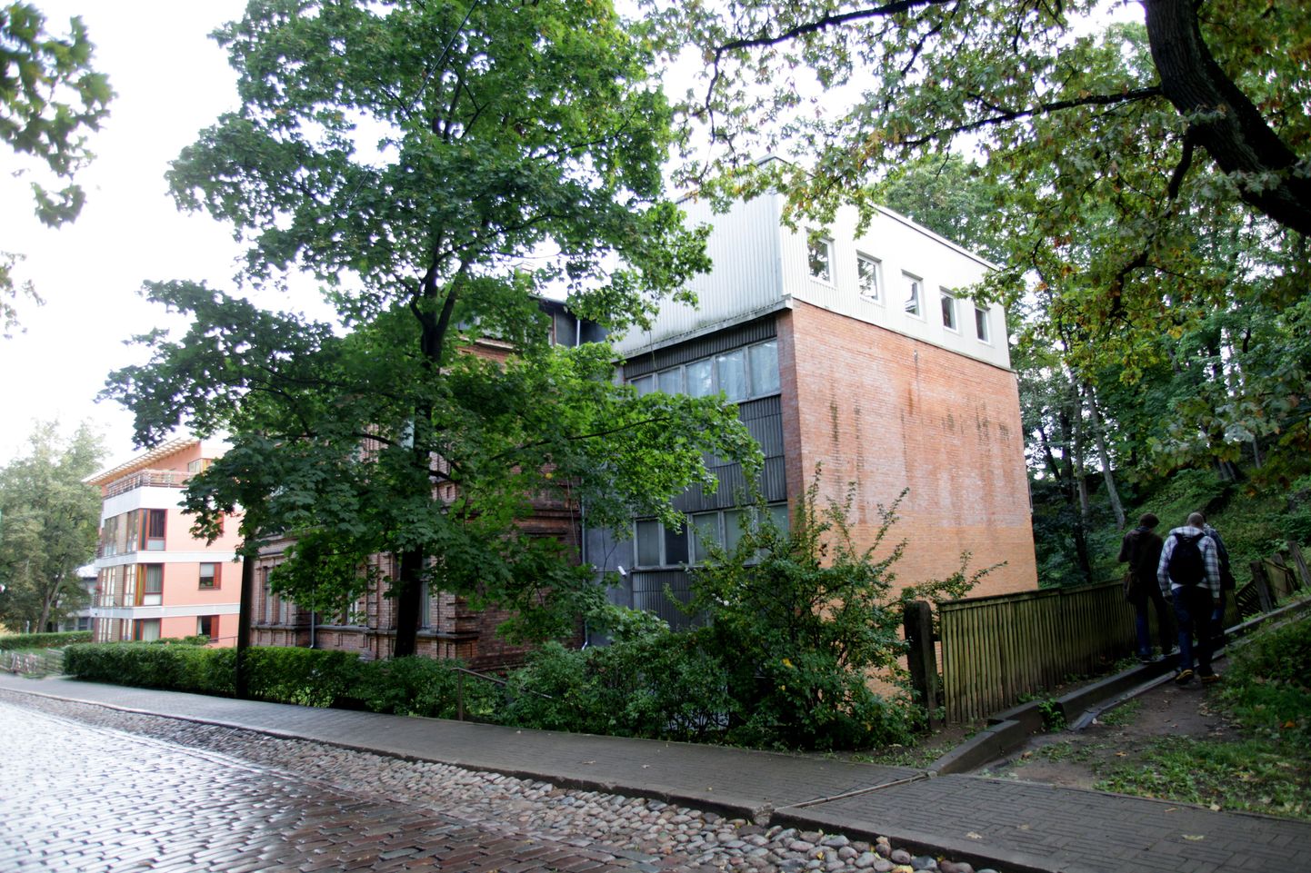 Pildil Tartu kunstimuuseumi maja Vallikraavi tänaval.