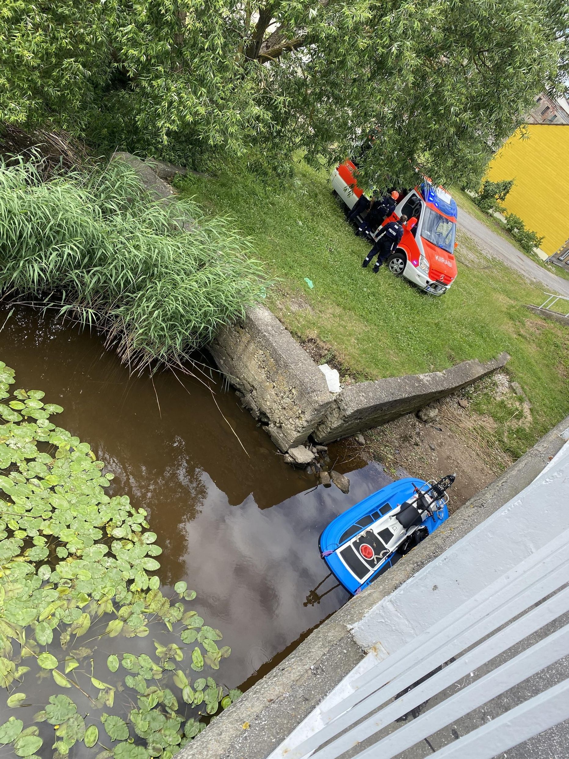Vana-Pärnus koduhoovist kadunud seitsmeaastane laps leiti teadvusetult Siimu silla juurest jõeveest. Vaatamata politseinike ja meedikute pingutustele lapse elustamisel ei õnnestunud tema elu päästa.