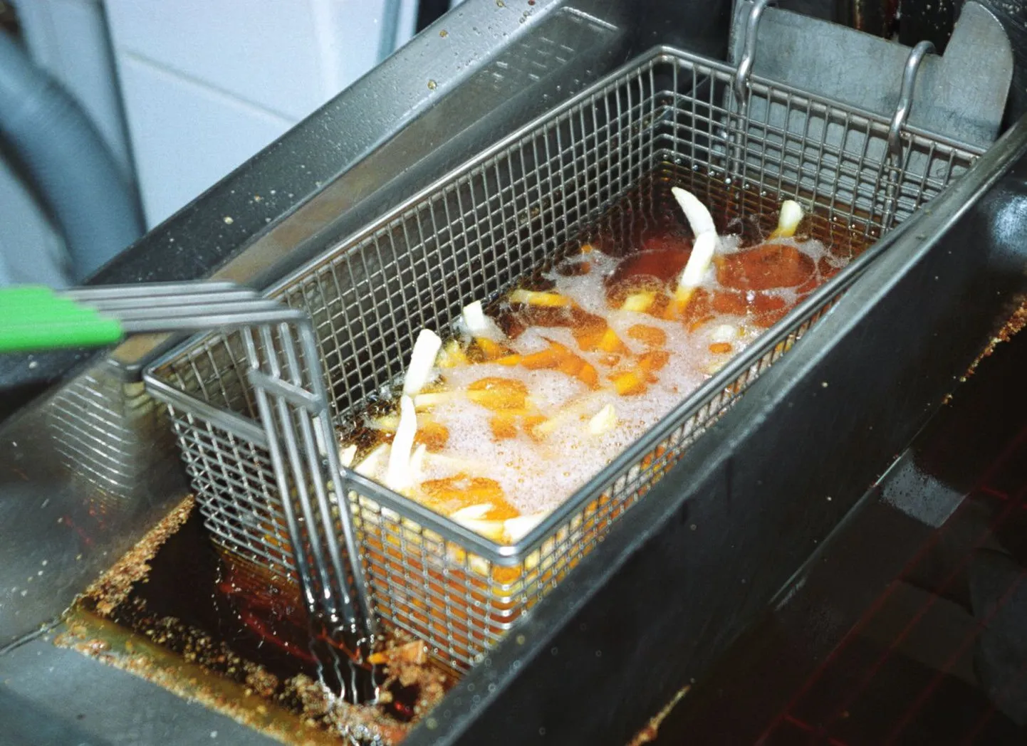 Friikartulite valmistamine keevas rasvas Hesburgeris.