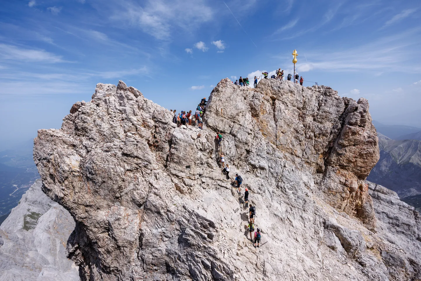 Inimesed ronimas Saksamaa kõrgeima mäe Zugspitze tippu. Foto on illustratiivne.