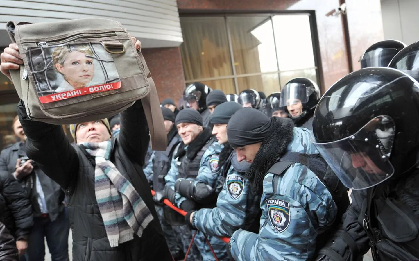 Politseinikud takistasid Tõmošenko toetajate tee kohtuhoonesse.