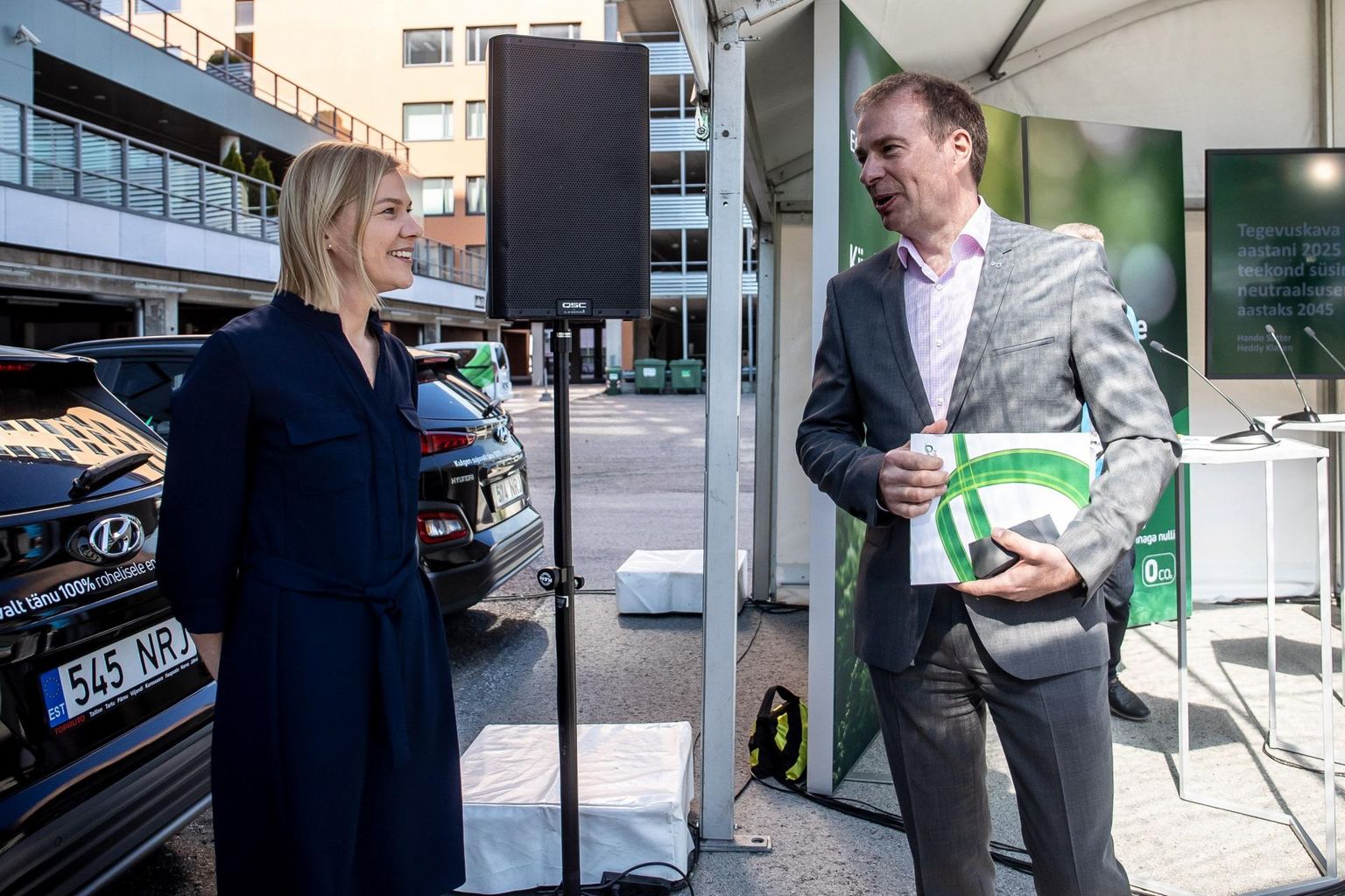 Eesti Energia pressikonverents toimus ettevõtte kontori parklas, et vähendada nakkusriski.