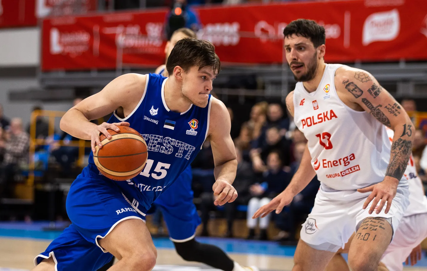 Maik-Kalev Kotsar (vasakul) sai eelmise aasta veebruaris peetud MM-valikmängus Poolaga Eesti koondist veel aidata, sest siis ei kuulunud ta Euroliiga klubisse. Kotsar oli rivis ka sügisel peetud EMil ning loodetavasti mängib ka augustis Tallinnas peetaval OMi eelvalikturniiril.