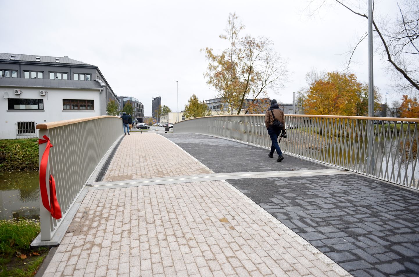 Jaunais gājēju un velobraucēju tilts pār Kīleveina grāvi, kas savieno Torņakalna teritoriju un Latvijas Universitātes Akadēmisko centru ar sabiedriskā transporta tīklu Mūkusalas ielā.