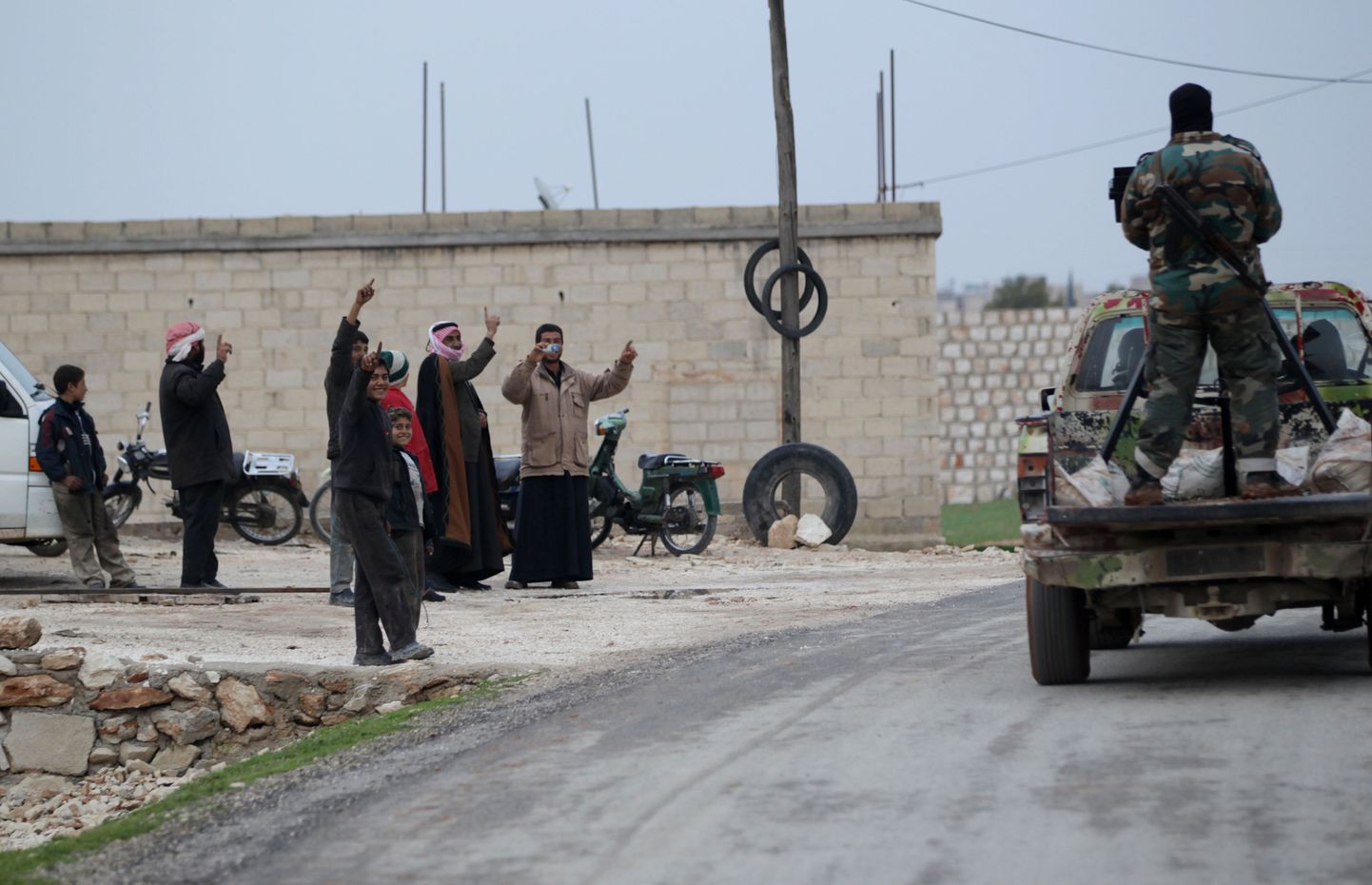 Kohalikud tervitavad al-Qaeda liikmeid Loode-Süürias Iblibi lähistel.