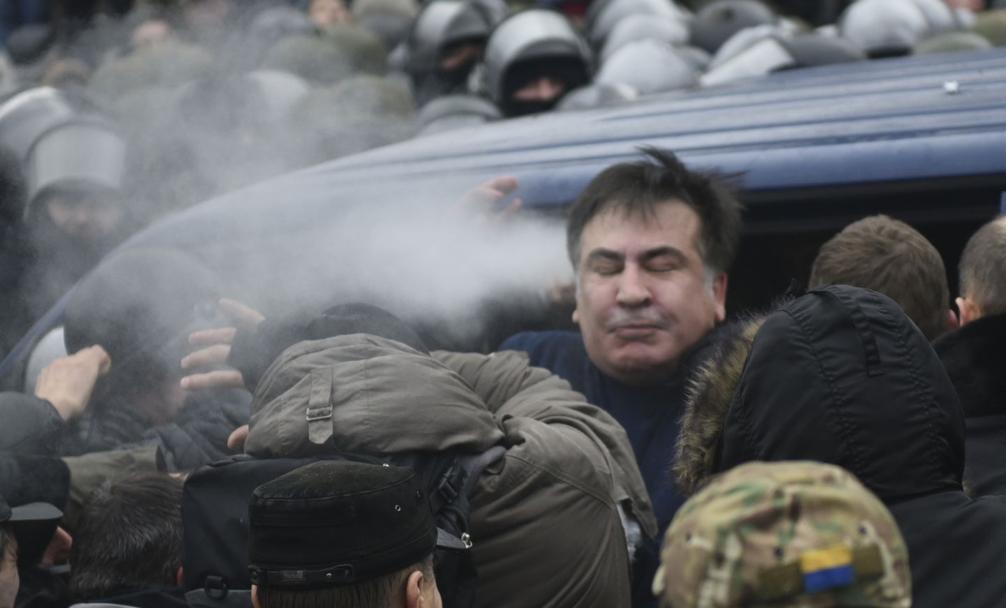 Mihheil Saakašvili Kiievis politseinike piiramisrõngas.
