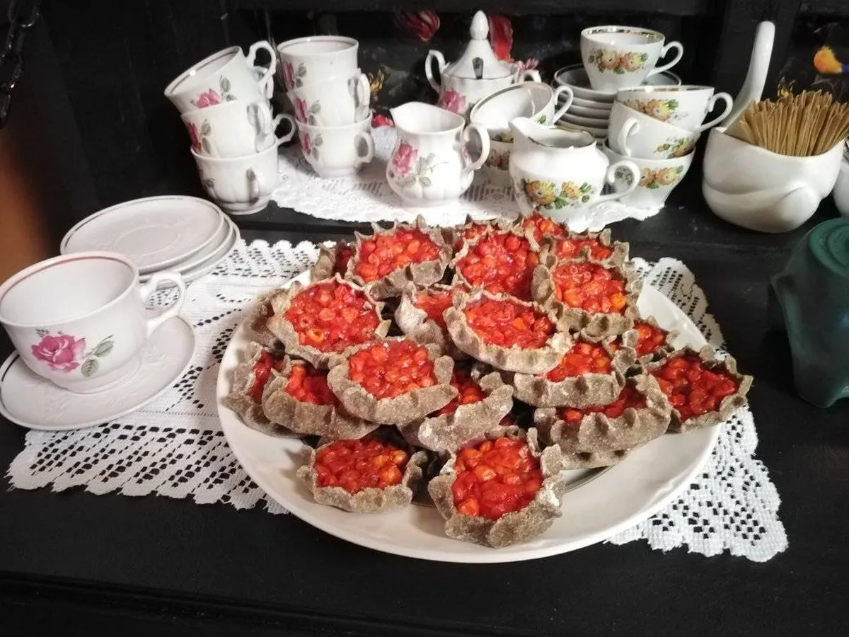 Приготовленные из ржаного теста пироги с рябиной удивили своим необычным вкусом.