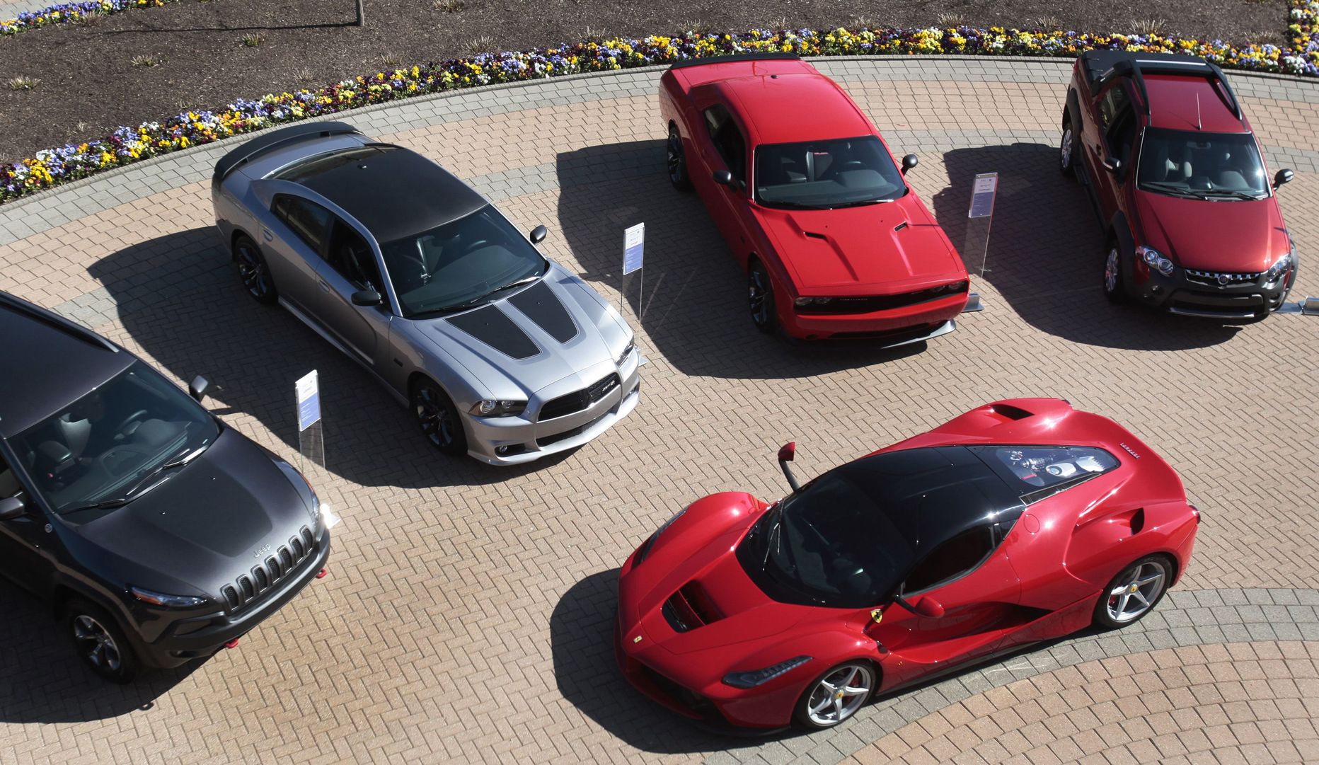 Ferrari sportauto koos Chrysleri mudelitega Chrysleri peakorteri ees, kus Fiati juhid viie aasta investeerimisplaani tutvustasid.