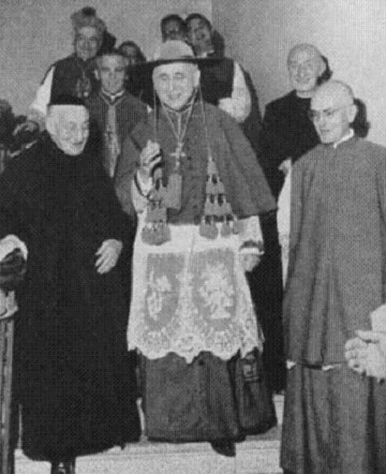 Arhibīskaps uzlicis galvā galero (vai tomēr lidojošo šķīvīti?).