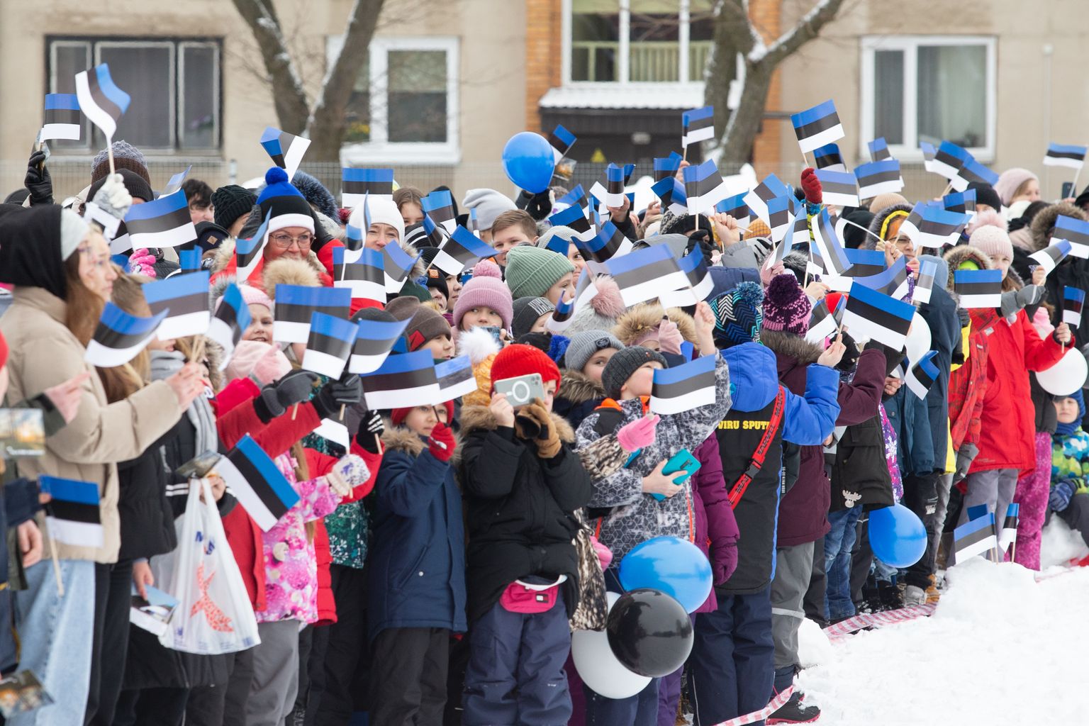 В традиционном для Кохтла-Ярве праздновании дня рождения Эстонской Республики под открытым небом принимают участие школы и детские сады.