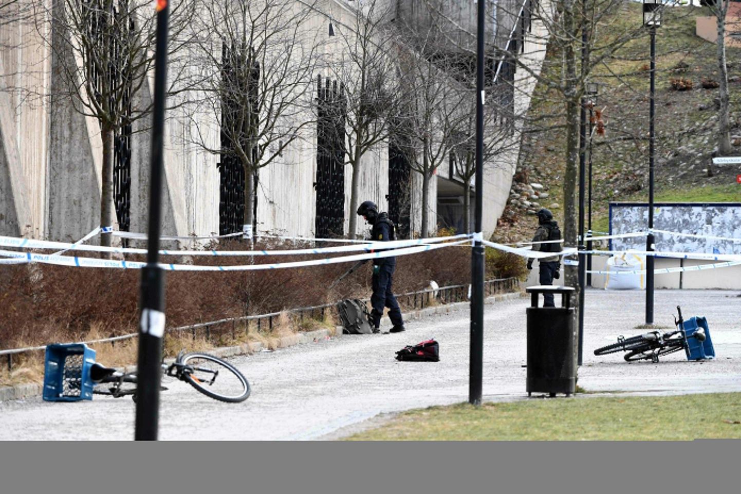 Mullu sai Stockholmi eeslinnas Vårby Gårdis surma jalgrattur, kes pidas maast leitud granaati mänguasjaks ja hukkus. 