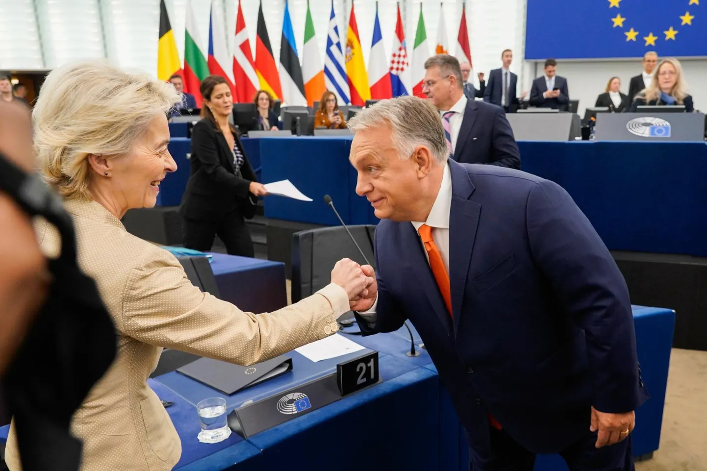 Päeva hakatuseks sai Euroopa Komisjoni president Ursula von der Leyen Viktor Orbánilt tolle kaubamärgiks kujunenud käesuudluse.