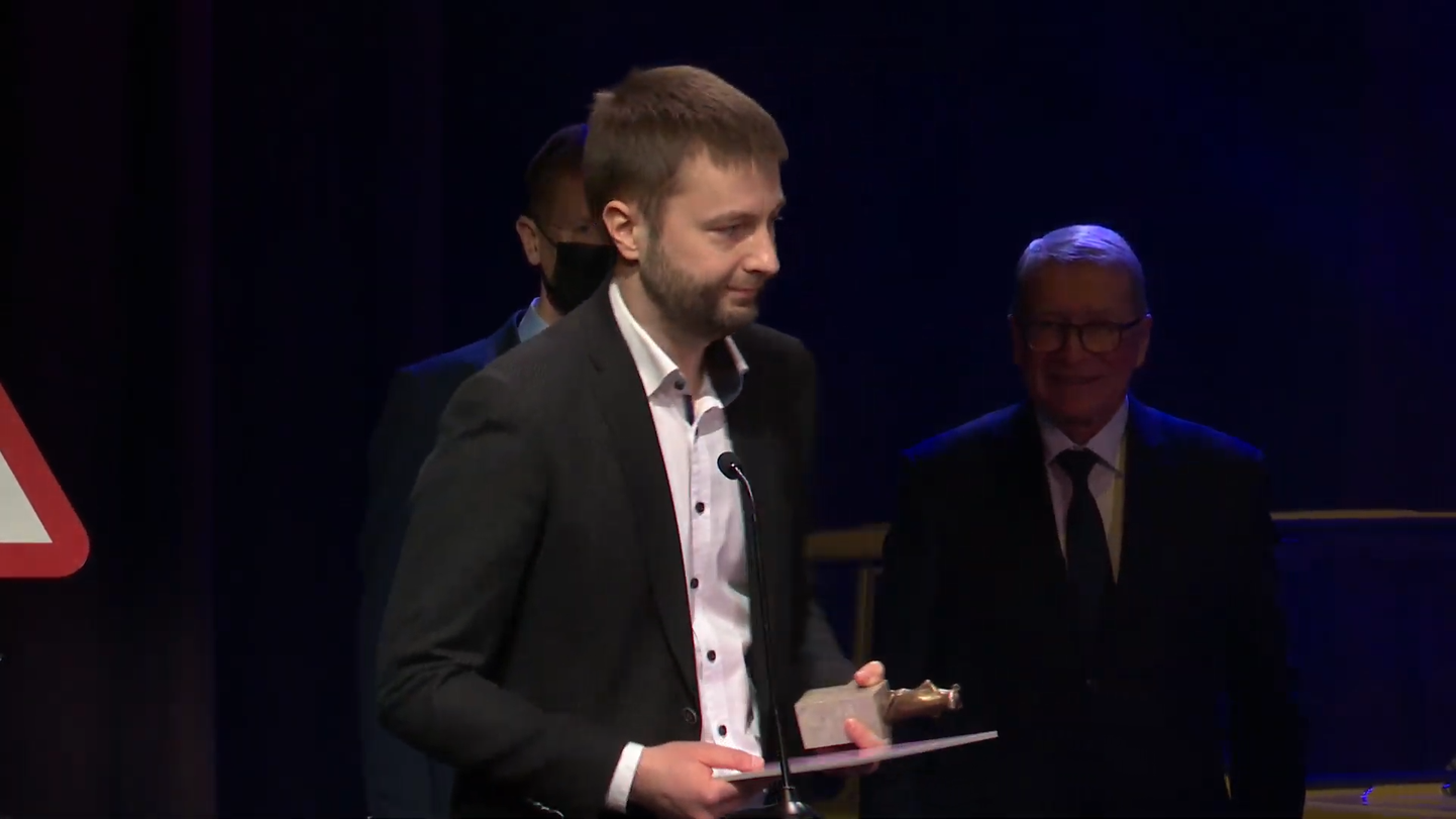 Eesti spordi- ja olümpiamuuseum sai galal auhinna aasta muuseumikogu arendajana, Muuseumiroti võttis vastu muuseumi juhatuse liige Siim Randoja.