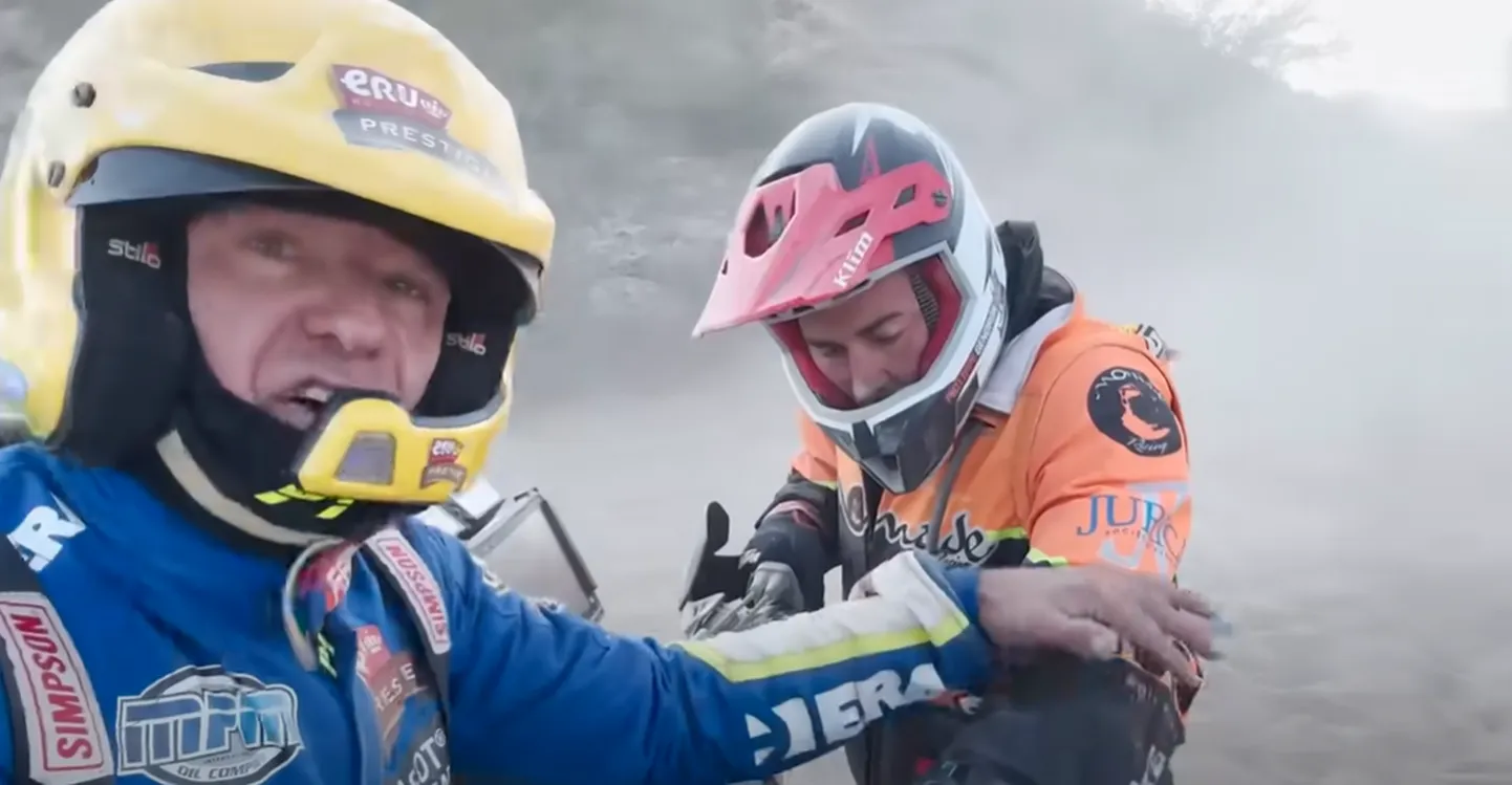 Pärast õnnetust käis Tim Coronel (vasakul) uurimas, kas Philippe Gendroniga on kõik korras.